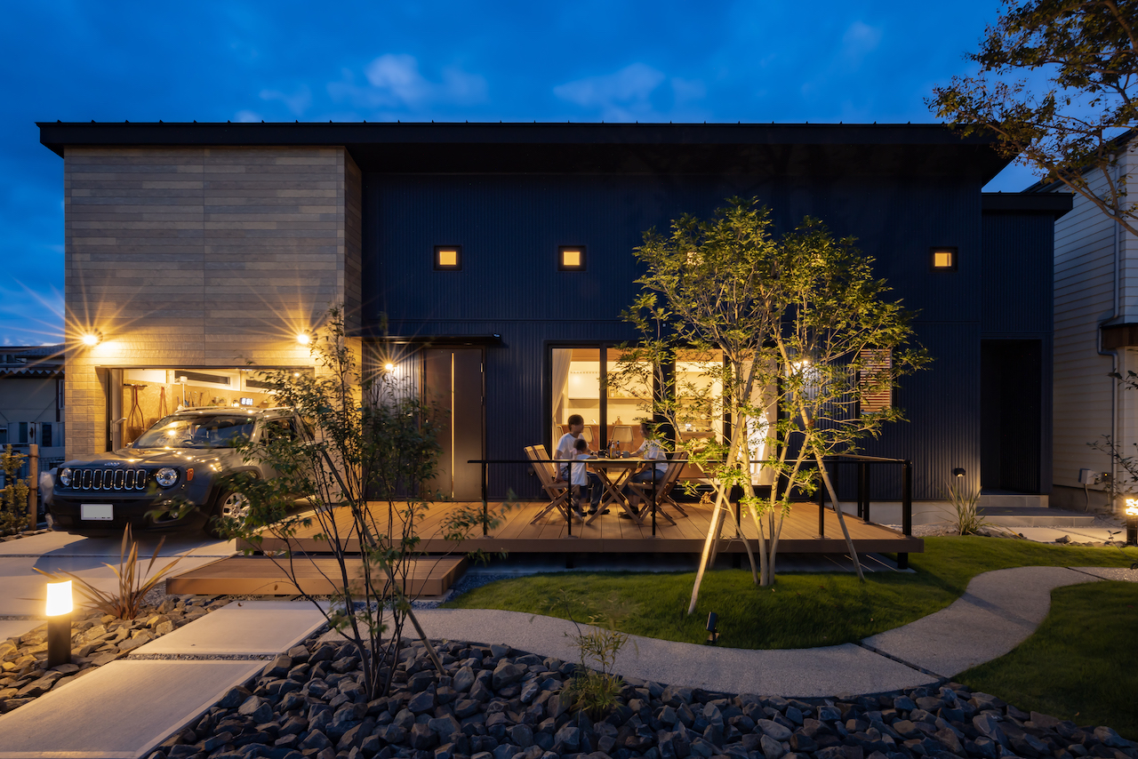 外構を整えたモダンな住宅の外観